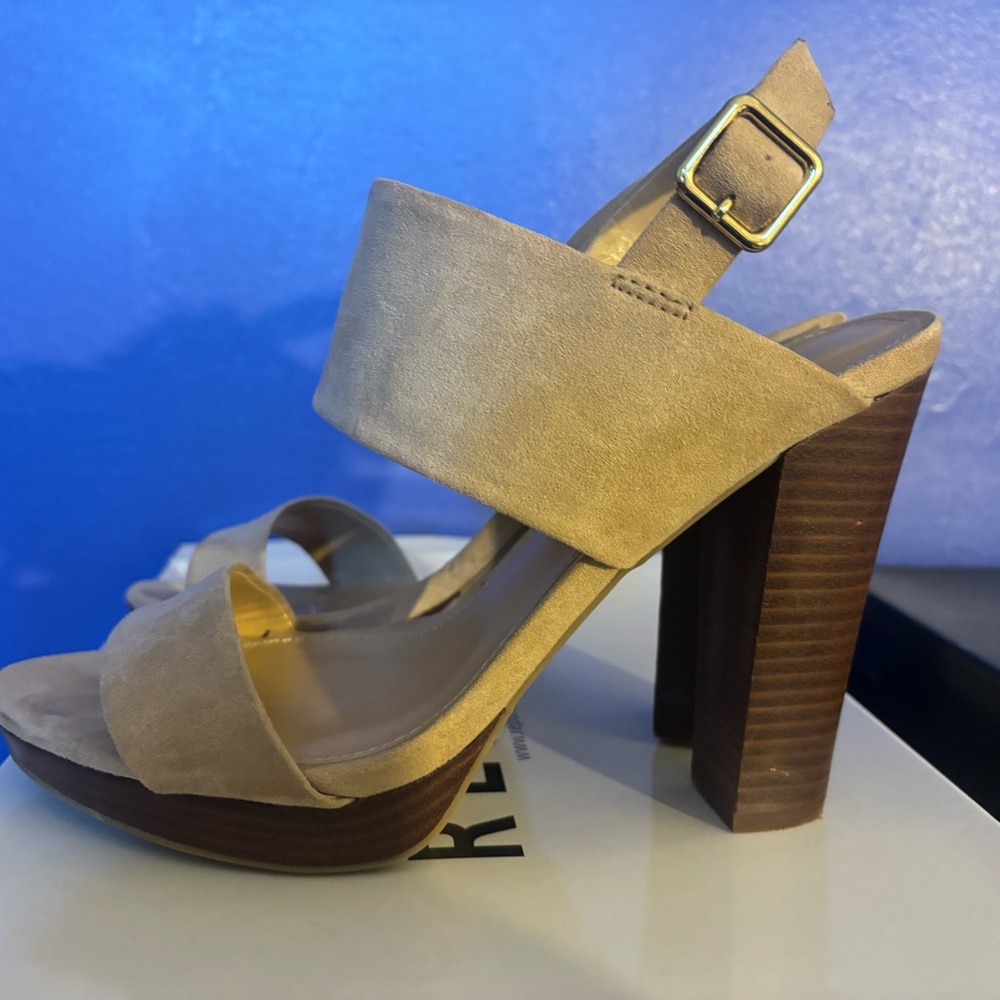 Report Beige Suede Lawrena
Block  Sandal Heel Size 8.5